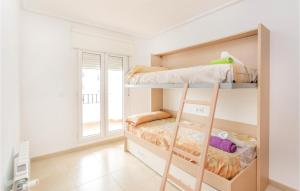 Łóżko lub łóżka w pokoju w obiekcie Beautiful Apartment In Roldán With Wifi