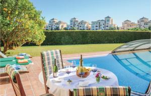 マルベーリャにあるStunning Home In Marbella With Wifiのスイミングプールのそばのテーブル(ワイングラス付)