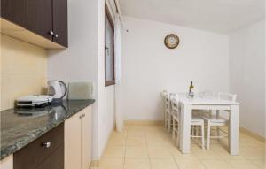 Kuchyň nebo kuchyňský kout v ubytování Nice Apartment In Starigrad