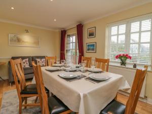 een eetkamer met een tafel en stoelen bij Hops House in Weymouth