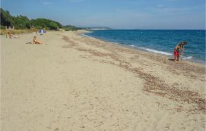 Ein paar Leute stehen am Strand in der Unterkunft 3 Bedroom Gorgeous Home In Cervione in Prunete + 22 Fotos