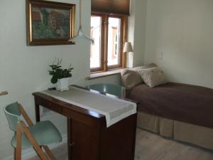 um quarto com uma secretária, uma cama, uma mesa e cadeiras em Nattely I Viborg By em Viborg
