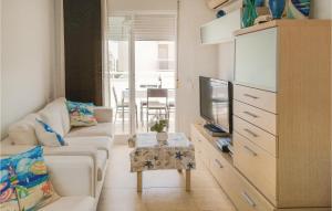 ein Wohnzimmer mit einem weißen Sofa und einem TV in der Unterkunft Gorgeous Apartment In Moncfar With Wifi in Moncófa