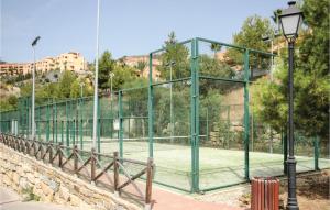 Tenis alebo squash v ubytovaní Cozy Apartment In Laguna De Mijas alebo jeho okolí