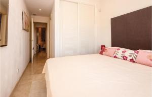 Posteľ alebo postele v izbe v ubytovaní Cozy Apartment In Laguna De Mijas