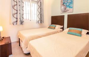 Posteľ alebo postele v izbe v ubytovaní Cozy Apartment In Laguna De Mijas