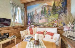 uma sala de estar com um sofá e uma pintura na parede em Lovely Home In Lamon With Wifi em Lamon