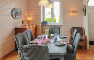 een eetkamer met een tafel en stoelen bij 2 Bedroom Gorgeous Home In Sibiril Mogueriec in Sibiril