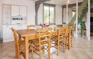 comedor con mesa de madera y sillas en Stunning Home In Berville-sur-mer With Kitchen, en Berville-sur-Mer