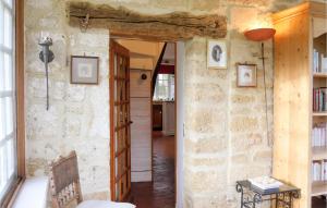 une porte ouverte dans une pièce dotée d'un mur en pierre. dans l'établissement Nice Home In Auxais With Kitchenette, à Auxais