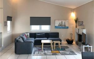sala de estar con sofá azul y mesa en Amazing Home In Chalkida With Wifi, en Chalkida