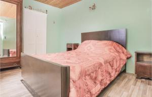 ein Schlafzimmer mit einem Bett mit einer rosa Decke in der Unterkunft 2 Bedroom Cozy Apartment In Pietranera in Pietranera