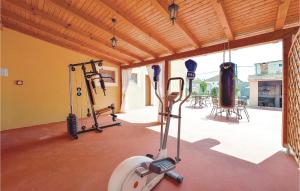 einen Fitnessraum mit mehreren Trainingsgeräten in einem Raum in der Unterkunft Cozy Home In Pakostane With Kitchen in Pakoštane
