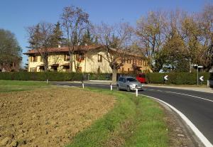 un coche conduciendo por una carretera delante de una casa en Elena Paternoster, en San Lazzaro di Savena
