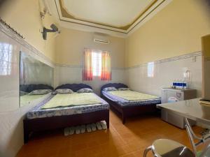 Un pat sau paturi într-o cameră la Khách Sạn Ngọc Cường