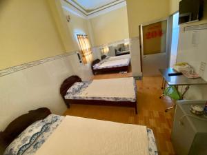 מיטה או מיטות בחדר ב-Khách Sạn Ngọc Cường
