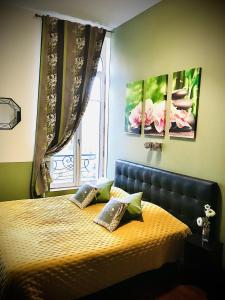 una camera da letto con un letto con due cuscini e una finestra di L'Atrium a Béthune