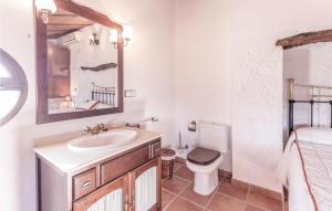 A bathroom at 8 Bedroom Lovely Home In Iznájar