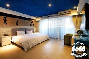 een slaapkamer met een groot bed en een blauw plafond bij R8 Eco Hotel in Kaohsiung