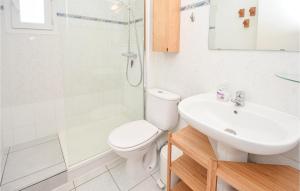 a bathroom with a toilet and a sink and a shower at 3 Bedroom Awesome Home In Aigues-Mortes in Aigues-Mortes