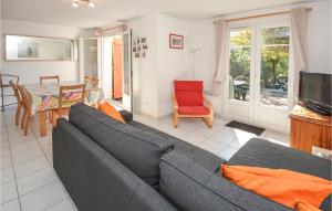 a living room with a couch and a dining room at 3 Bedroom Awesome Home In Aigues-Mortes in Aigues-Mortes