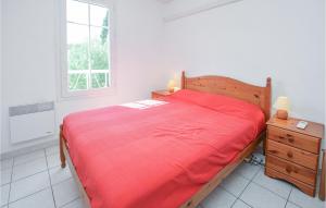 a bedroom with a red bed and a window at 3 Bedroom Awesome Home In Aigues-Mortes in Aigues-Mortes