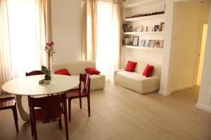 sala de estar con mesa y sofá en B&B Majestade, en Cagliari