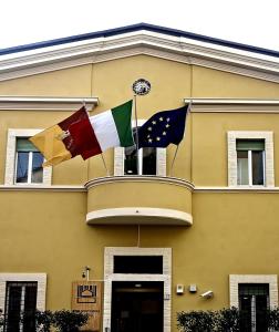 due bandiere sul lato di un edificio di Roma Scout Center a Roma