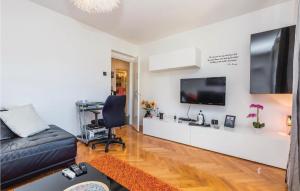 En TV eller et underholdningssystem på Gorgeous Apartment In Rijeka With Wifi