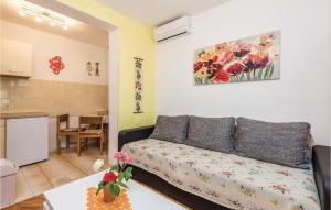 salon z kanapą i kuchnią w obiekcie Nice Apartment In Barbat-rab With House A Panoramic View w mieście Barbat na Rabu