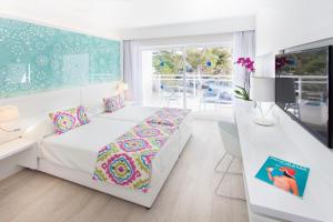 מיטה או מיטות בחדר ב-Grupotel Ibiza Beach Resort - Adults Only
