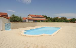 - une piscine au milieu d'un patio dans l'établissement 2 Bedroom Cozy Home In Torreilles - Plage, à Torreilles