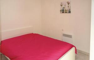 トレイユにあるCozy Home In Torreilles - Plageの白い部屋の赤いベッド