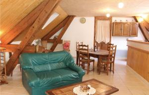 ein Wohnzimmer mit einem grünen Sofa und einem Tisch in der Unterkunft Gte Du Jocou in Glandage