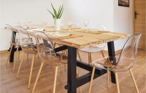 - une table en bois avec des chaises et des verres à vin dans l'établissement Gorgeous Home In Crances With Wifi, à Créances
