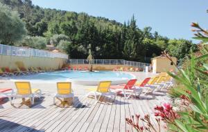 - un groupe de chaises assises autour d'une piscine dans l'établissement Les Cottages Varois, à Solliès-Toucas