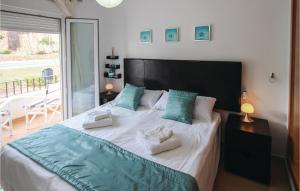 ein Schlafzimmer mit einem großen Bett mit Handtüchern darauf in der Unterkunft Awesome Apartment In Sucina With Wifi in Sucina