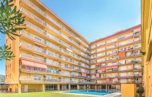 マルグラット・デ・マルにあるBeautiful Apartment In Malgrat De Mar With 2 Bedrooms, Wifi And Outdoor Swimming Poolの大きな建物で、目の前にスイミングプールがあります。
