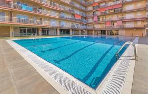 Beautiful Apartment In Malgrat De Mar With 2 Bedrooms, Wifi And Outdoor Swimming Poolの敷地内または近くにあるプール