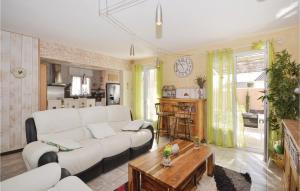 MaubecにあるBeautiful Home In Maubecの白いソファとテーブルのあるリビングルーム