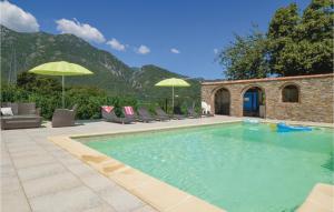 Amazing Home In Santa Maria Poggio With 6 Bedrooms, Wifi And Private Swimming Poolの敷地内または近くにあるプール