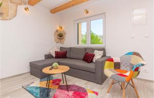 Posezení v ubytování 3 Bedroom Cozy Home In Skradin