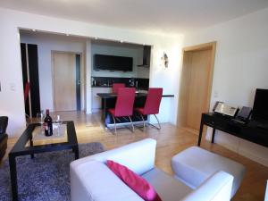 Area soggiorno di Stylish apartment with indoor pool and infrared sauna in the Bavarian Forest