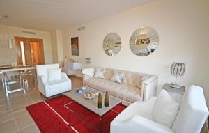 - un salon avec un canapé et deux chaises dans l'établissement Cozy Apartment In Estepona With Sauna, à Estepona