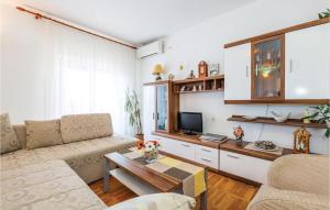 uma sala de estar com um sofá e uma mesa em Nice Apartment In Senj With House Sea View em Senj