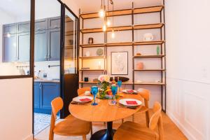 尼斯的住宿－LE WILSON AP4260 by Riviera Holiday Homes，厨房以及带桌椅的用餐室。