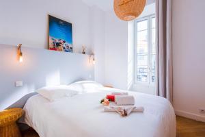 En eller flere senger på et rom på LE WILSON AP4260 by Riviera Holiday Homes