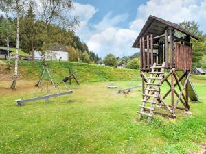 Plac zabaw dla dzieci w obiekcie Rustic holiday home in the Hochsauerland with balcony at the edge of the forest