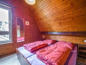 Łóżko lub łóżka w pokoju w obiekcie Rustic holiday home in the Hochsauerland with balcony at the edge of the forest