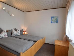 ein Schlafzimmer mit einem Bett in einem Zimmer in der Unterkunft Charming bungalow with garden in Tabarz in Cabarz